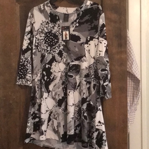 Lildy Tops - New Lildy tunic top size small